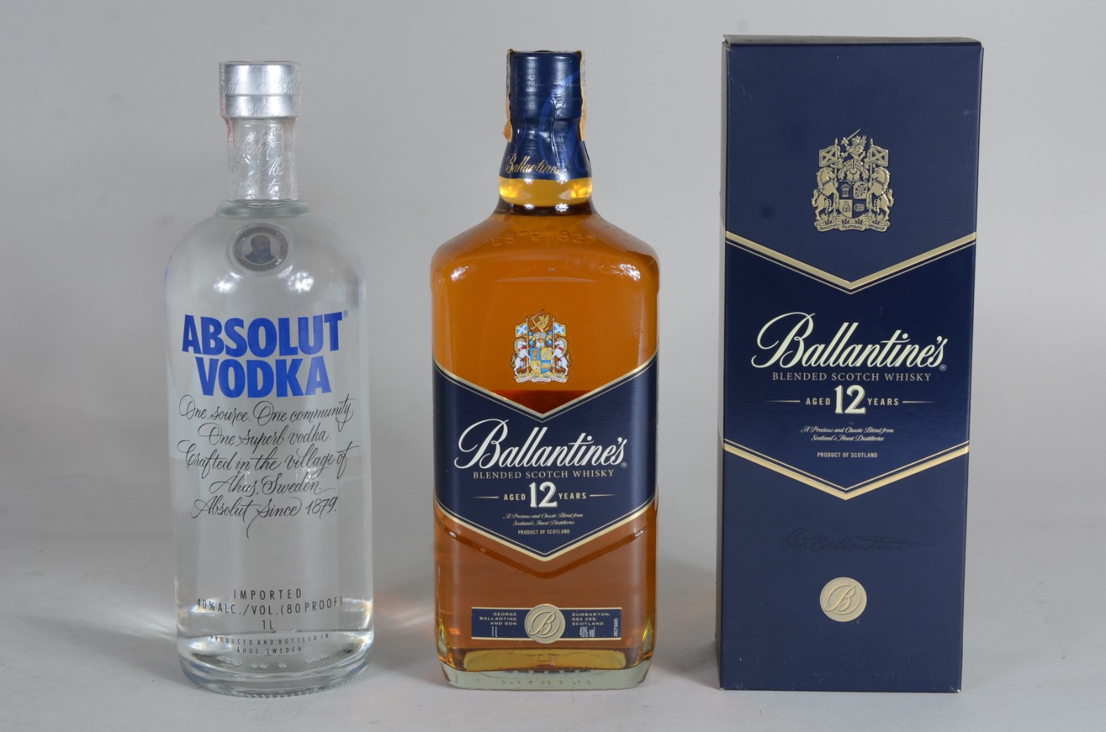 Duas garrafas de bebidas, sendo: Whisky Ballantines 12 anos e Vodka... - foto 1 de 9
