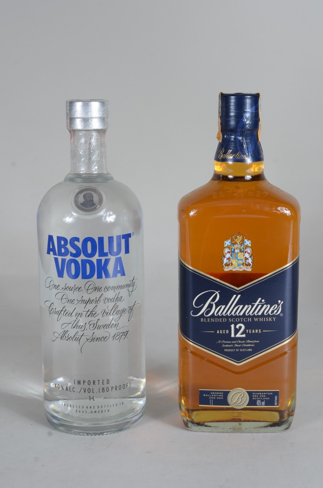 Duas garrafas de bebidas, sendo: Whisky Ballantines 12 anos e Vodka... - foto 2 de 9