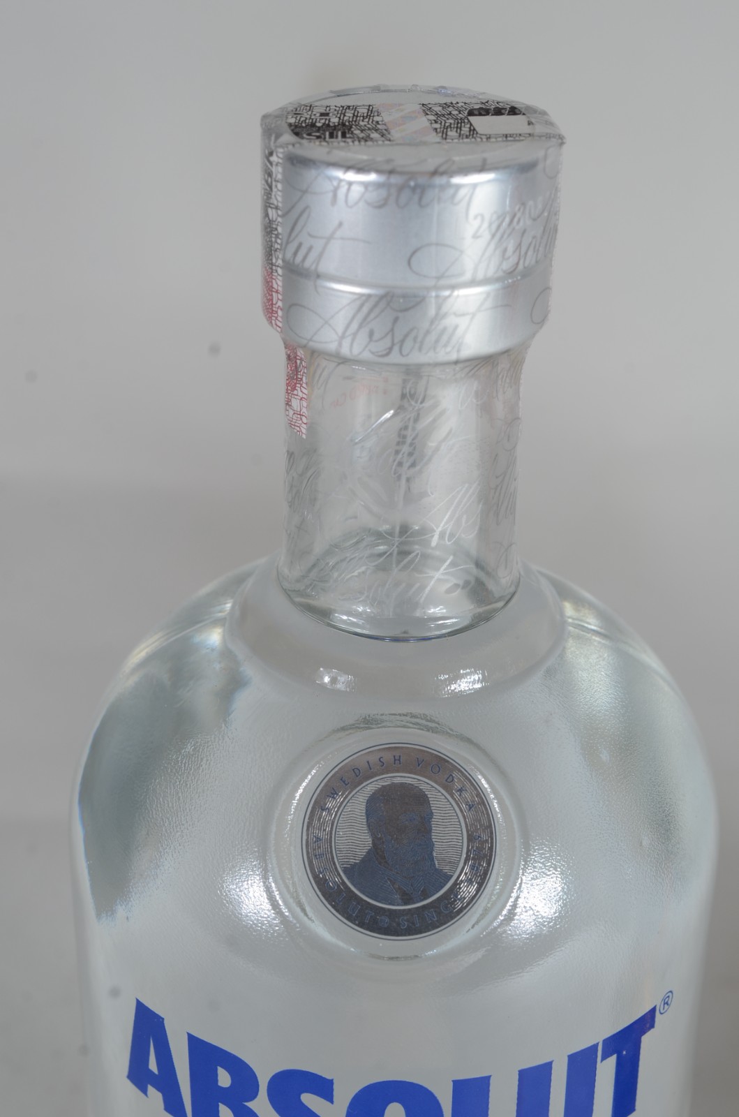 Duas garrafas de bebidas, sendo: Whisky Ballantines 12 anos e Vodka... - foto 3 de 9