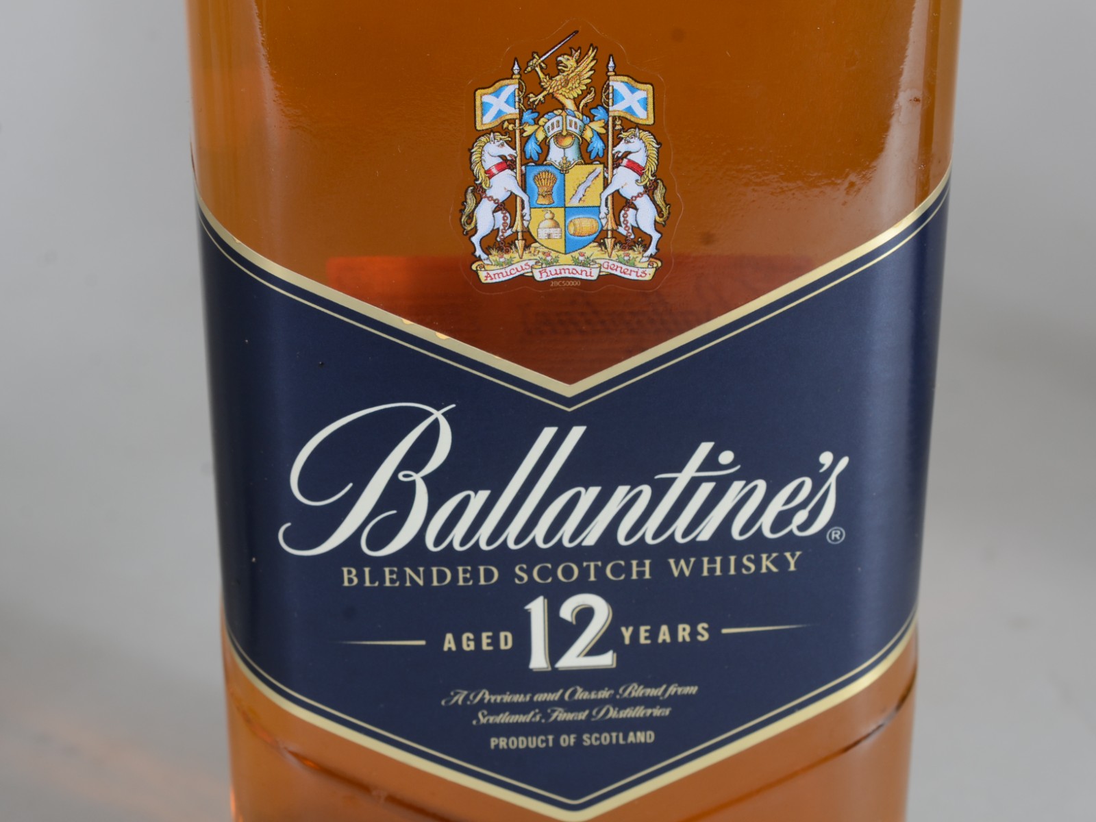 Duas garrafas de bebidas, sendo: Whisky Ballantines 12 anos e Vodka... - foto 4 de 9