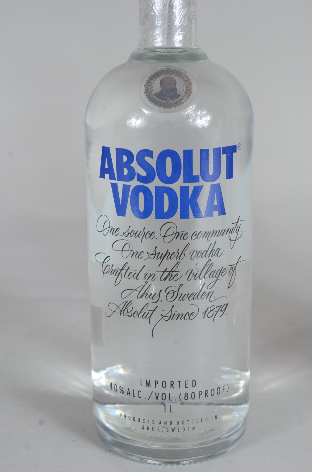 Duas garrafas de bebidas, sendo: Whisky Ballantines 12 anos e Vodka... - foto 5 de 9