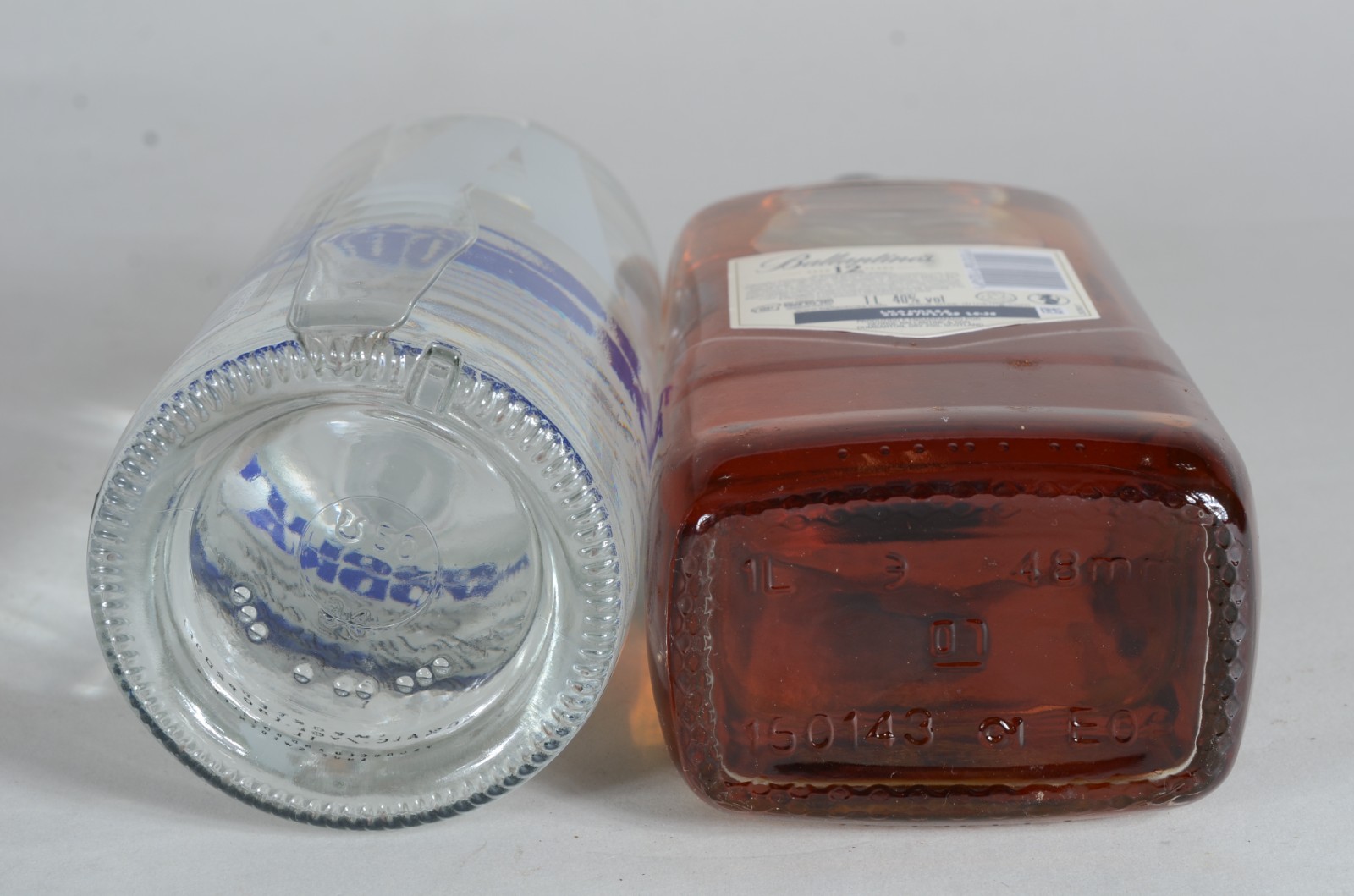Duas garrafas de bebidas, sendo: Whisky Ballantines 12 anos e Vodka... - foto 6 de 9