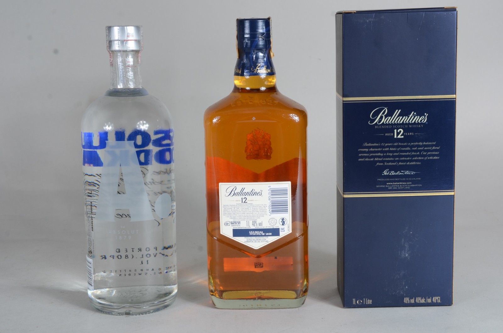 Duas garrafas de bebidas, sendo: Whisky Ballantines 12 anos e Vodka... - foto 7 de 9