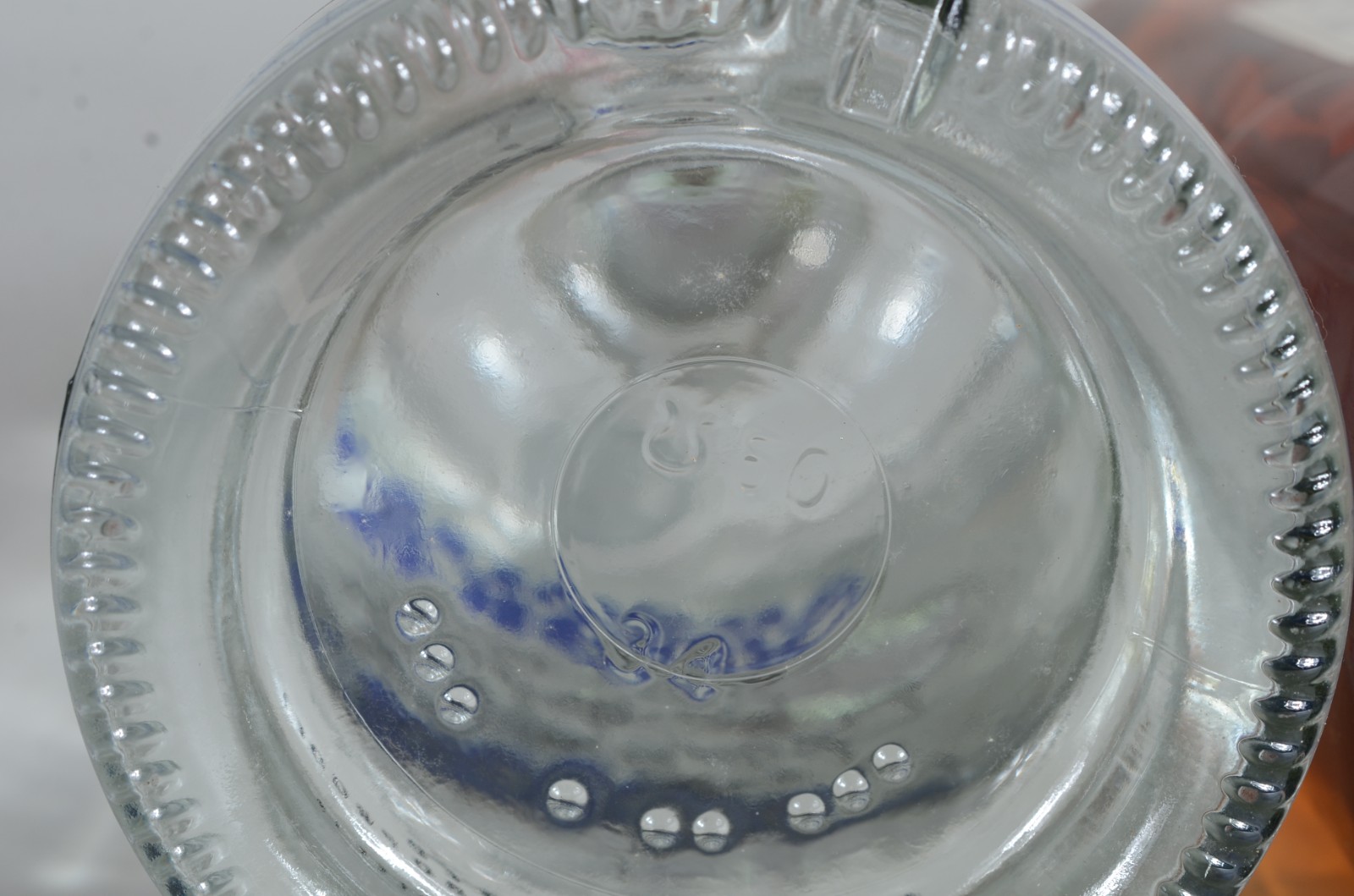 Duas garrafas de bebidas, sendo: Whisky Ballantines 12 anos e Vodka... - foto 9 de 9