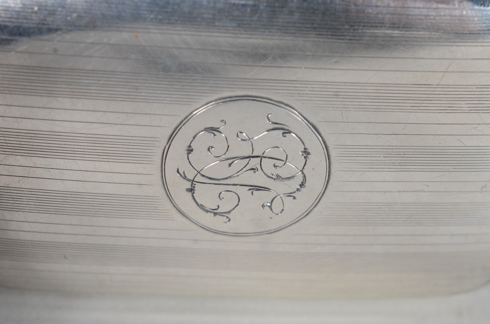Três peças de prata, sendo: porta pílula de prata inglesa, pote com... - foto 9 de 10