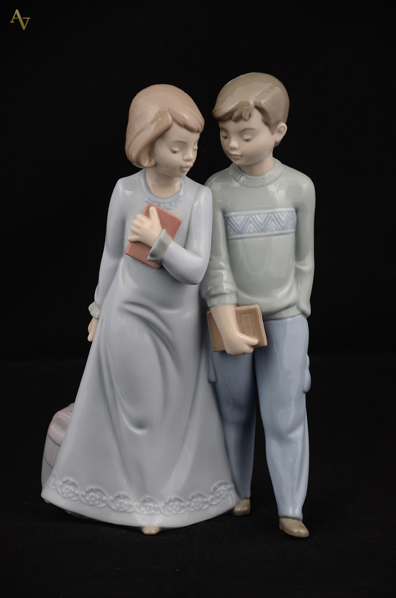 NAO - Escultura de porcelana representando estudantes. Altura 22 cm. - foto 1 de 2