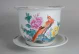 Cachepot com prato de porcelana oriental, fundo... - Cachepot com prato de porcelana oriental, fundo branco com ave e flores em policromia, e do outro lado, com ideogramas.