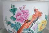 Cachepot com prato de porcelana oriental, fundo... - Cachepot com prato de porcelana oriental, fundo branco com ave e flores em policromia, e do outro lado, com ideogramas.