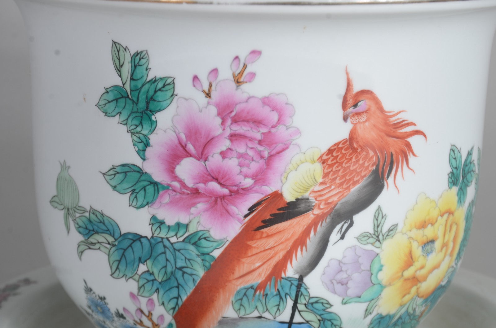 Cachepot com prato de porcelana oriental, fundo branco com ave e... - foto 2 de 11