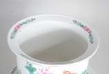 Cachepot com prato de porcelana oriental, fundo... - Cachepot com prato de porcelana oriental, fundo branco com ave e flores em policromia, e do outro lado, com ideogramas.