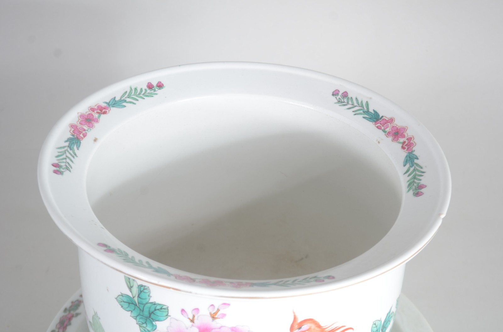 Cachepot com prato de porcelana oriental, fundo branco com ave e... - foto 3 de 11