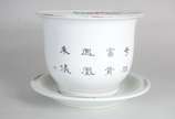 Cachepot com prato de porcelana oriental, fundo... - Cachepot com prato de porcelana oriental, fundo branco com ave e flores em policromia, e do outro lado, com ideogramas.
