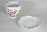 Cachepot com prato de porcelana oriental, fundo... - Cachepot com prato de porcelana oriental, fundo branco com ave e flores em policromia, e do outro lado, com ideogramas.