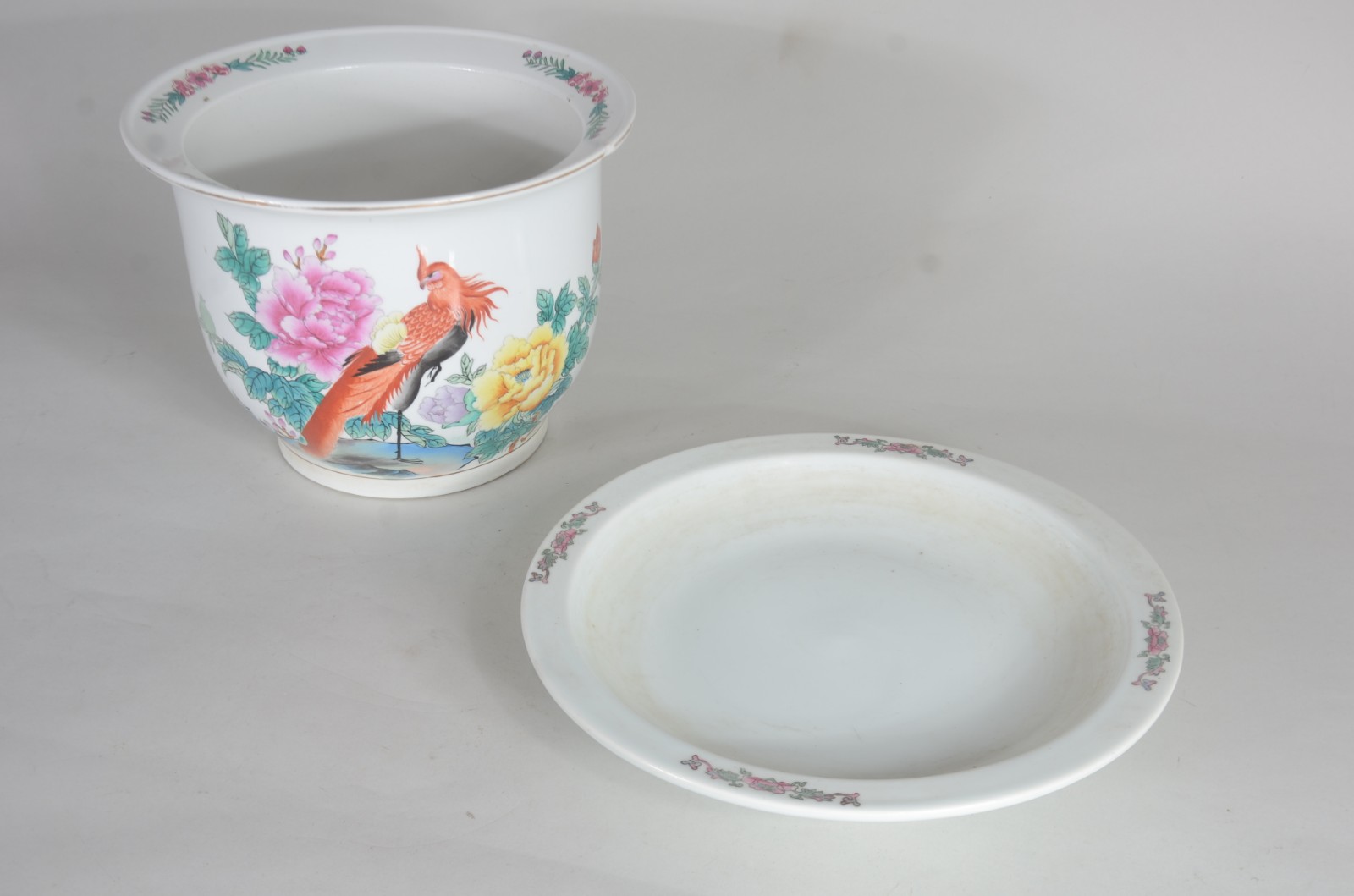 Cachepot com prato de porcelana oriental, fundo branco com ave e... - foto 5 de 11