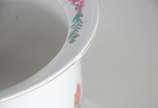 Cachepot com prato de porcelana oriental, fundo... - Cachepot com prato de porcelana oriental, fundo branco com ave e flores em policromia, e do outro lado, com ideogramas.