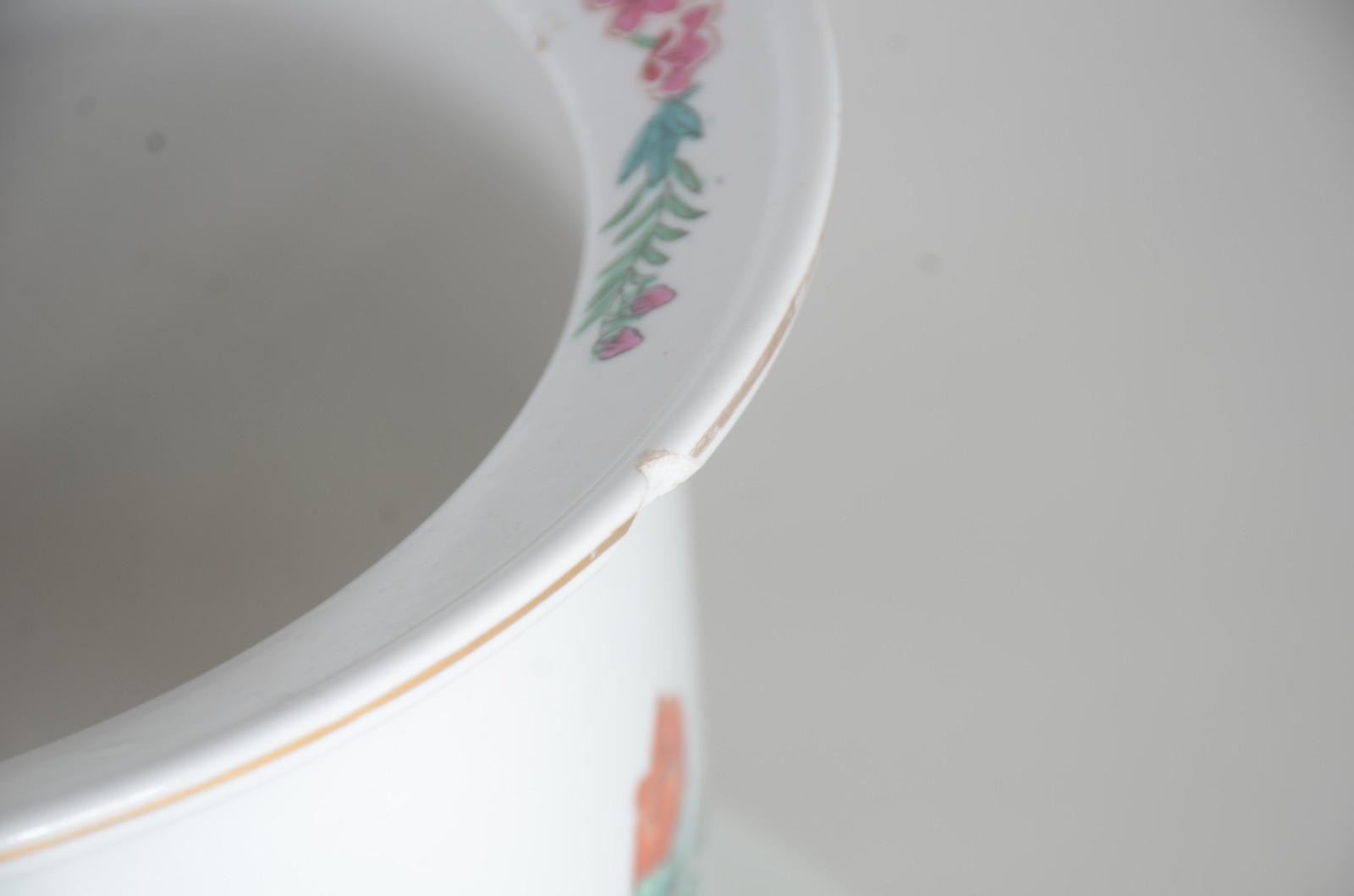 Cachepot com prato de porcelana oriental, fundo branco com ave e... - foto 7 de 11