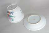 Cachepot com prato de porcelana oriental, fundo... - Cachepot com prato de porcelana oriental, fundo branco com ave e flores em policromia, e do outro lado, com ideogramas.