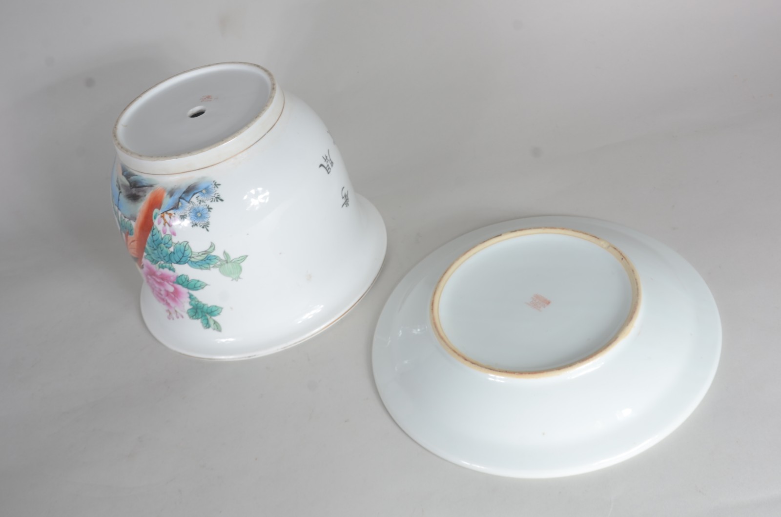 Cachepot com prato de porcelana oriental, fundo branco com ave e... - foto 8 de 11