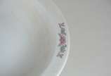 Cachepot com prato de porcelana oriental, fundo... - Cachepot com prato de porcelana oriental, fundo branco com ave e flores em policromia, e do outro lado, com ideogramas.