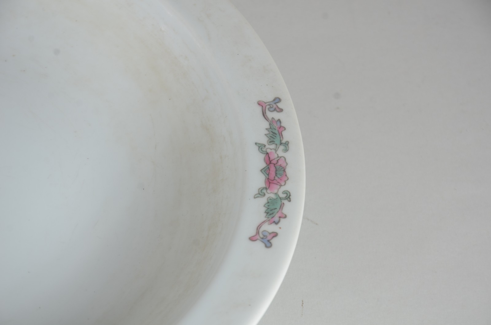 Cachepot com prato de porcelana oriental, fundo branco com ave e... - foto 10 de 11
