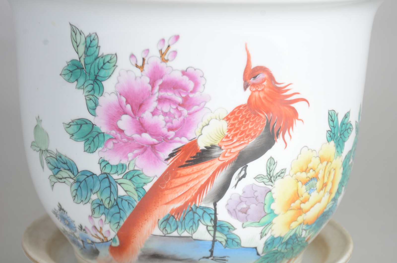 Cachepot de porcelana oriental, fundo branco com flores e pássaros em... - foto 2 de 10