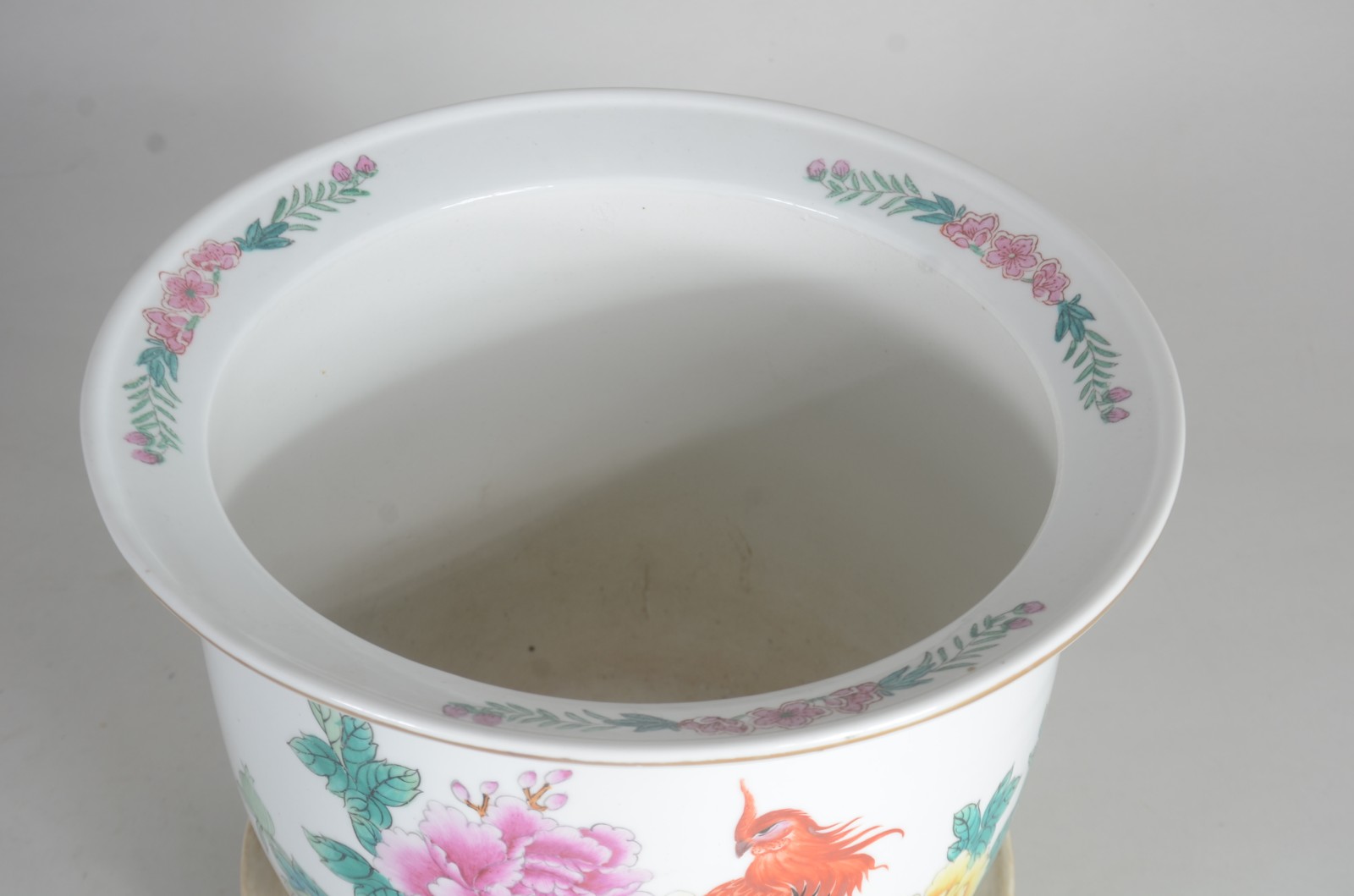 Cachepot de porcelana oriental, fundo branco com flores e pássaros em... - foto 4 de 10