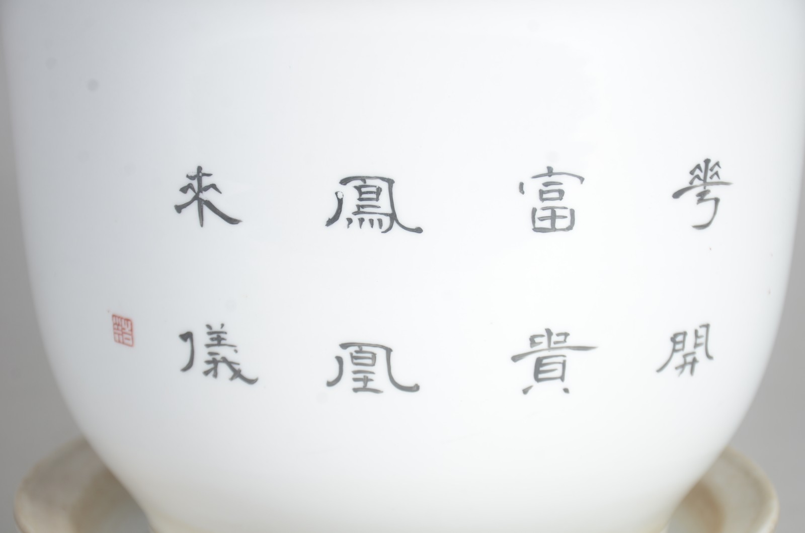 Cachepot de porcelana oriental, fundo branco com flores e pássaros em... - foto 5 de 10