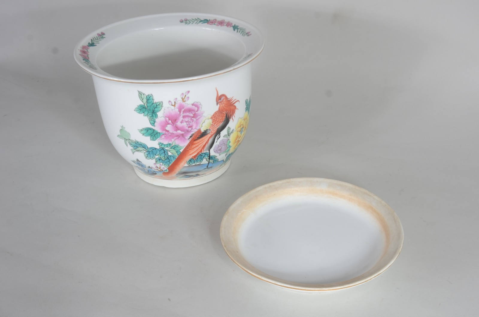 Cachepot de porcelana oriental, fundo branco com flores e pássaros em... - foto 6 de 10