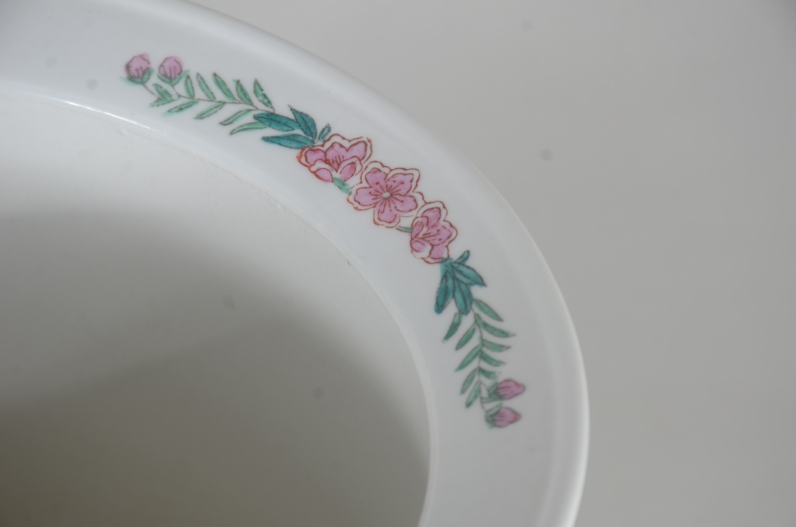 Cachepot de porcelana oriental, fundo branco com flores e pássaros em... - foto 7 de 10