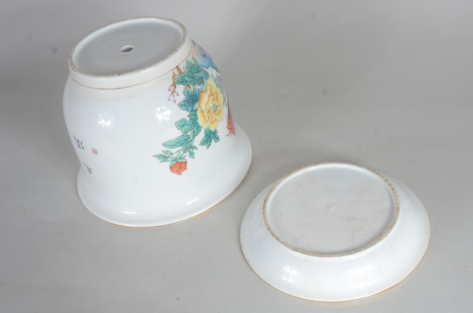Cachepot de porcelana oriental, fundo branco com flores e pássaros em... - foto 9 de 10