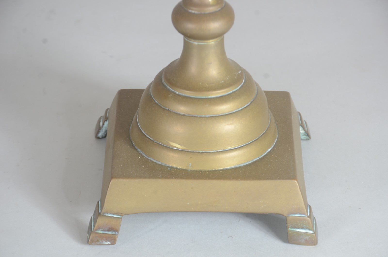 Par de abatjoures de metal dourado com cúpulas. Um deles sem a... - foto 5 de 5
