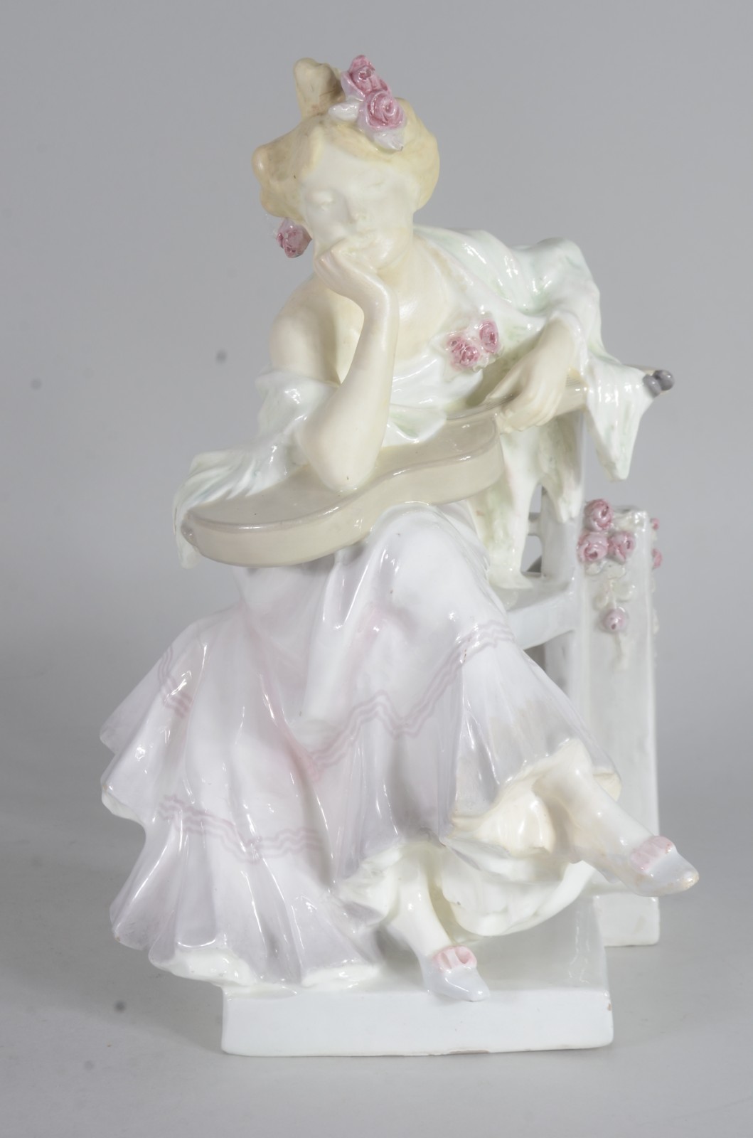 Estatueta de faiança austríaca representando figura feminina com... - foto 1 de 10