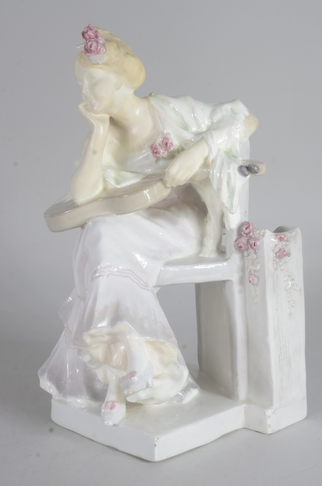 Estatueta de faiança austríaca representando figura feminina com... - foto 2 de 10