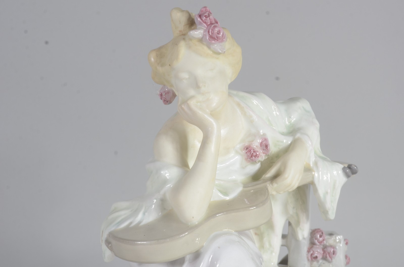 Estatueta de faiança austríaca representando figura feminina com... - foto 3 de 10