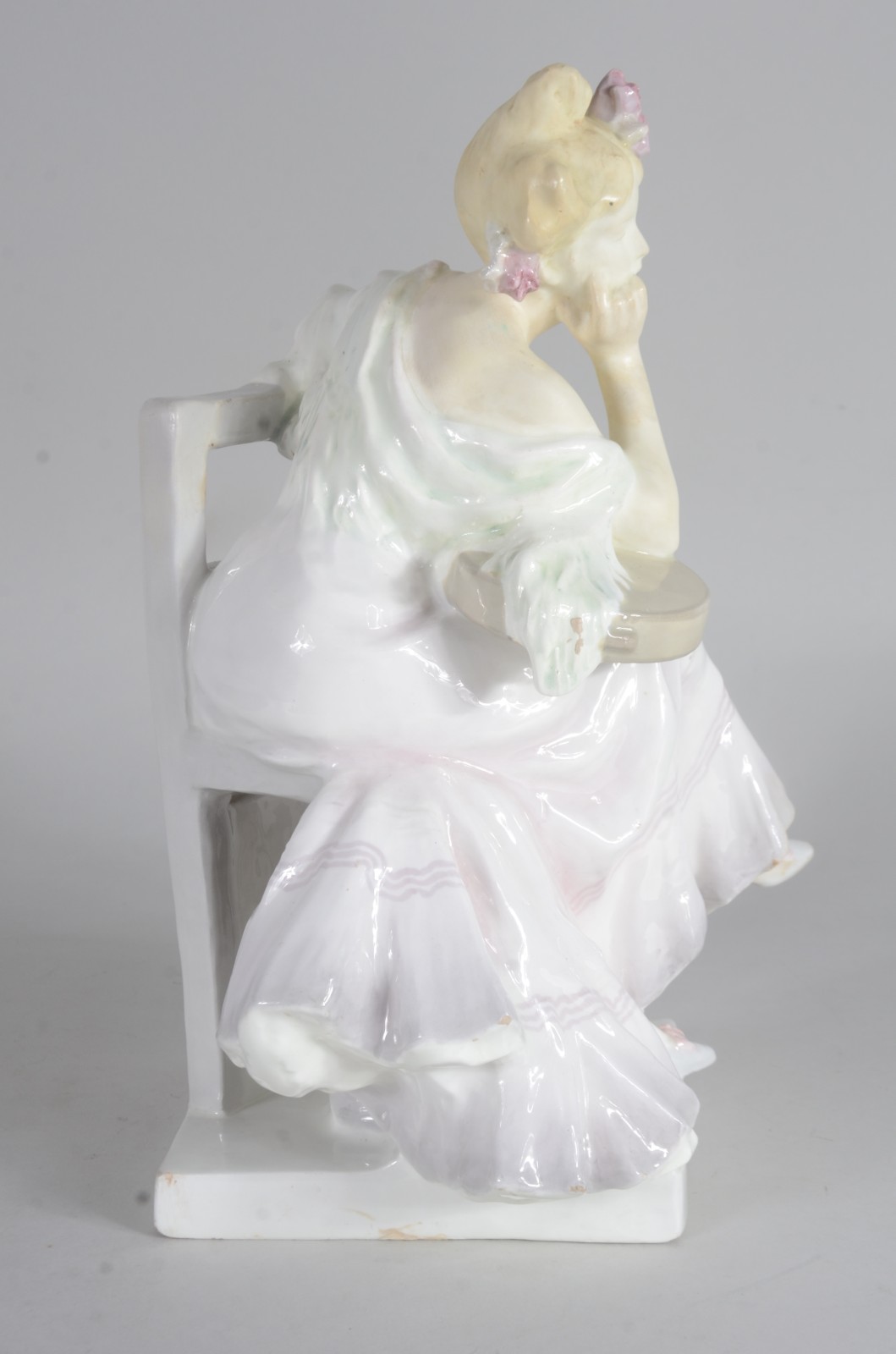 Estatueta de faiança austríaca representando figura feminina com... - foto 4 de 10