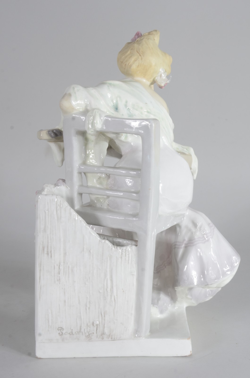 Estatueta de faiança austríaca representando figura feminina com... - foto 5 de 10