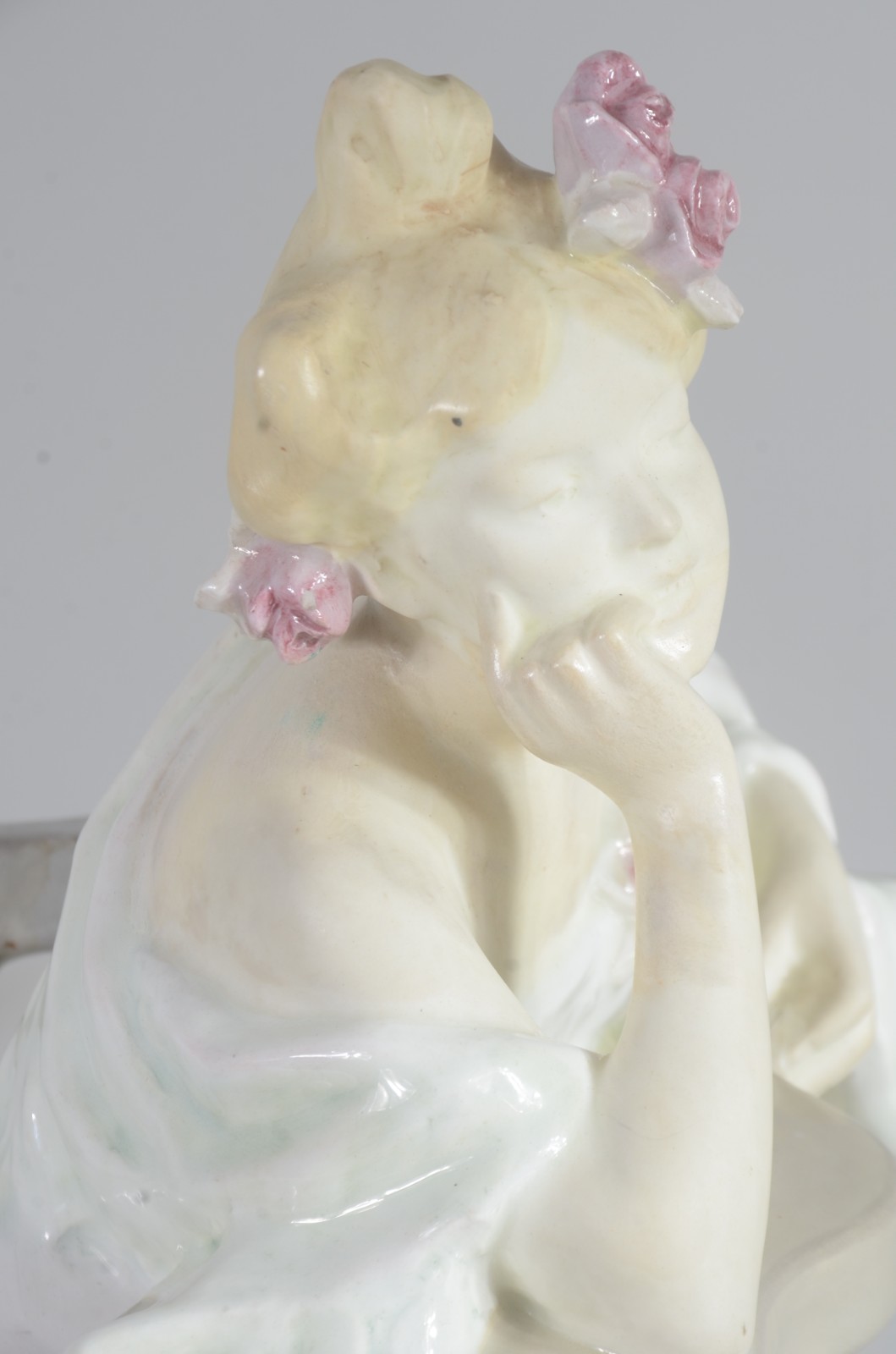 Estatueta de faiança austríaca representando figura feminina com... - foto 7 de 10