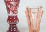 Dois vasos de cristal, sendo um na cor rubi com... - Dois vasos de cristal, sendo um na cor rubi com cervos e árvores e, outro na cor coral facetado.