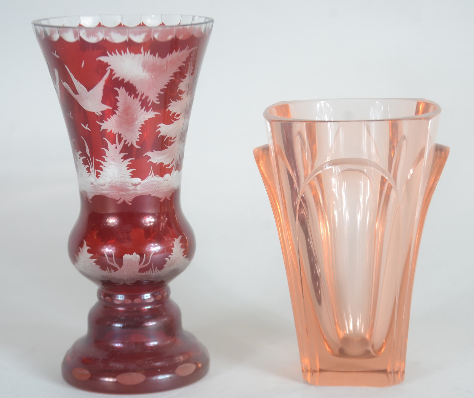 Dois vasos de cristal, sendo um na cor rubi com cervos e árvores e... - foto 1 de 7