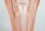Dois vasos de cristal, sendo um na cor rubi com... - Dois vasos de cristal, sendo um na cor rubi com cervos e árvores e, outro na cor coral facetado.