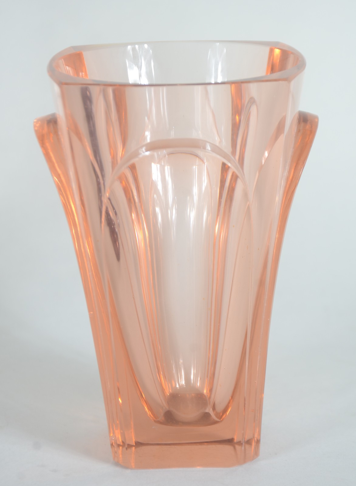 Dois vasos de cristal, sendo um na cor rubi com cervos e árvores e... - foto 2 de 7