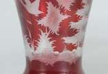 Dois vasos de cristal, sendo um na cor rubi com... - Dois vasos de cristal, sendo um na cor rubi com cervos e árvores e, outro na cor coral facetado.