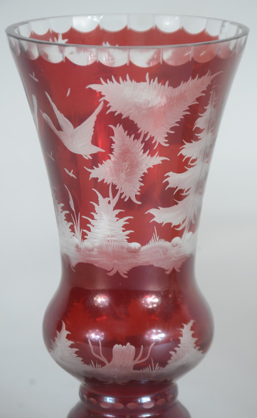 Dois vasos de cristal, sendo um na cor rubi com cervos e árvores e... - foto 3 de 7