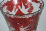 Dois vasos de cristal, sendo um na cor rubi com... - Dois vasos de cristal, sendo um na cor rubi com cervos e árvores e, outro na cor coral facetado.