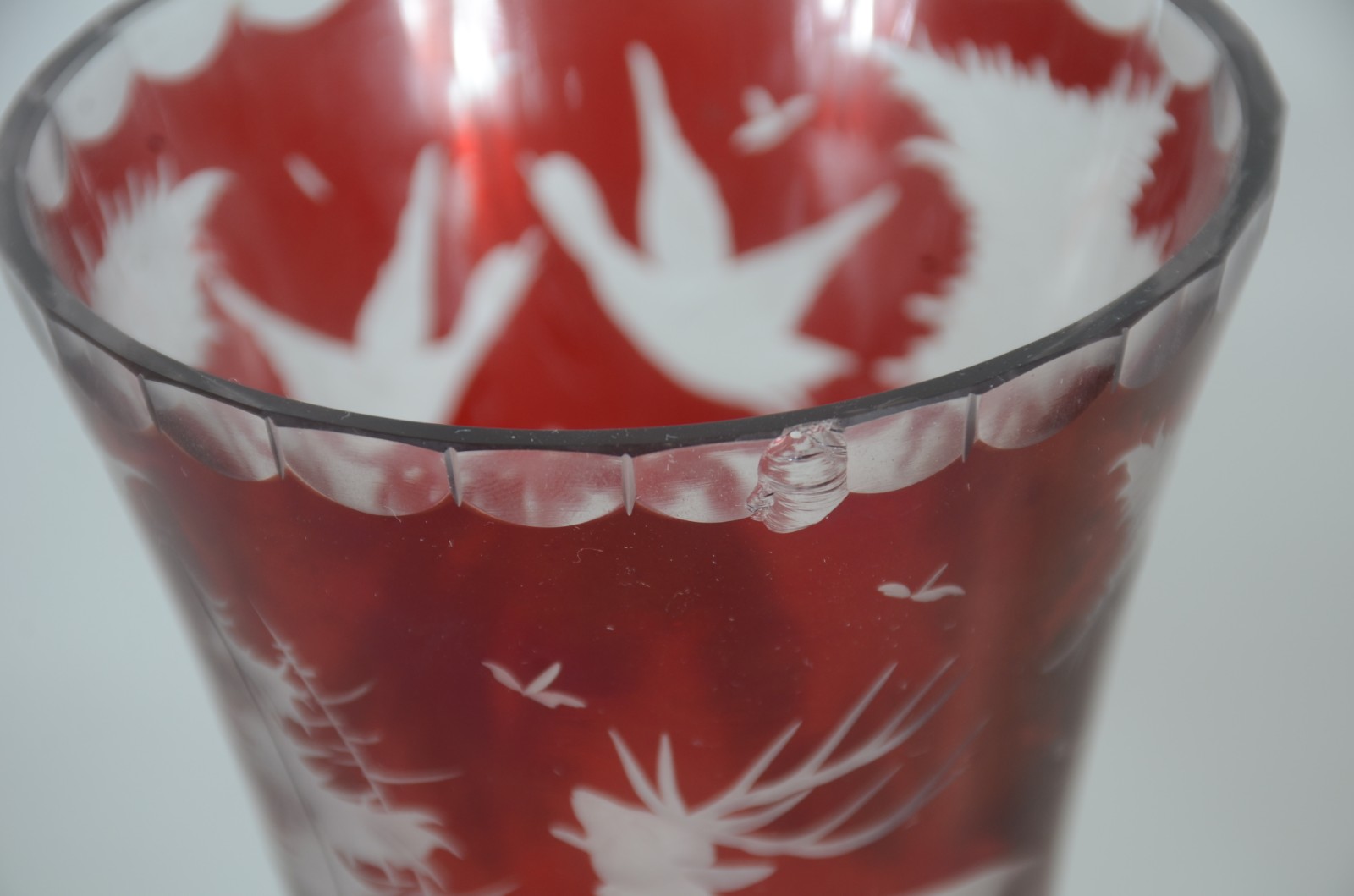 Dois vasos de cristal, sendo um na cor rubi com cervos e árvores e... - foto 4 de 7
