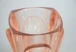 Dois vasos de cristal, sendo um na cor rubi com... - Dois vasos de cristal, sendo um na cor rubi com cervos e árvores e, outro na cor coral facetado.