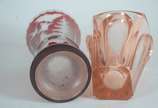 Dois vasos de cristal, sendo um na cor rubi com... - Dois vasos de cristal, sendo um na cor rubi com cervos e árvores e, outro na cor coral facetado.