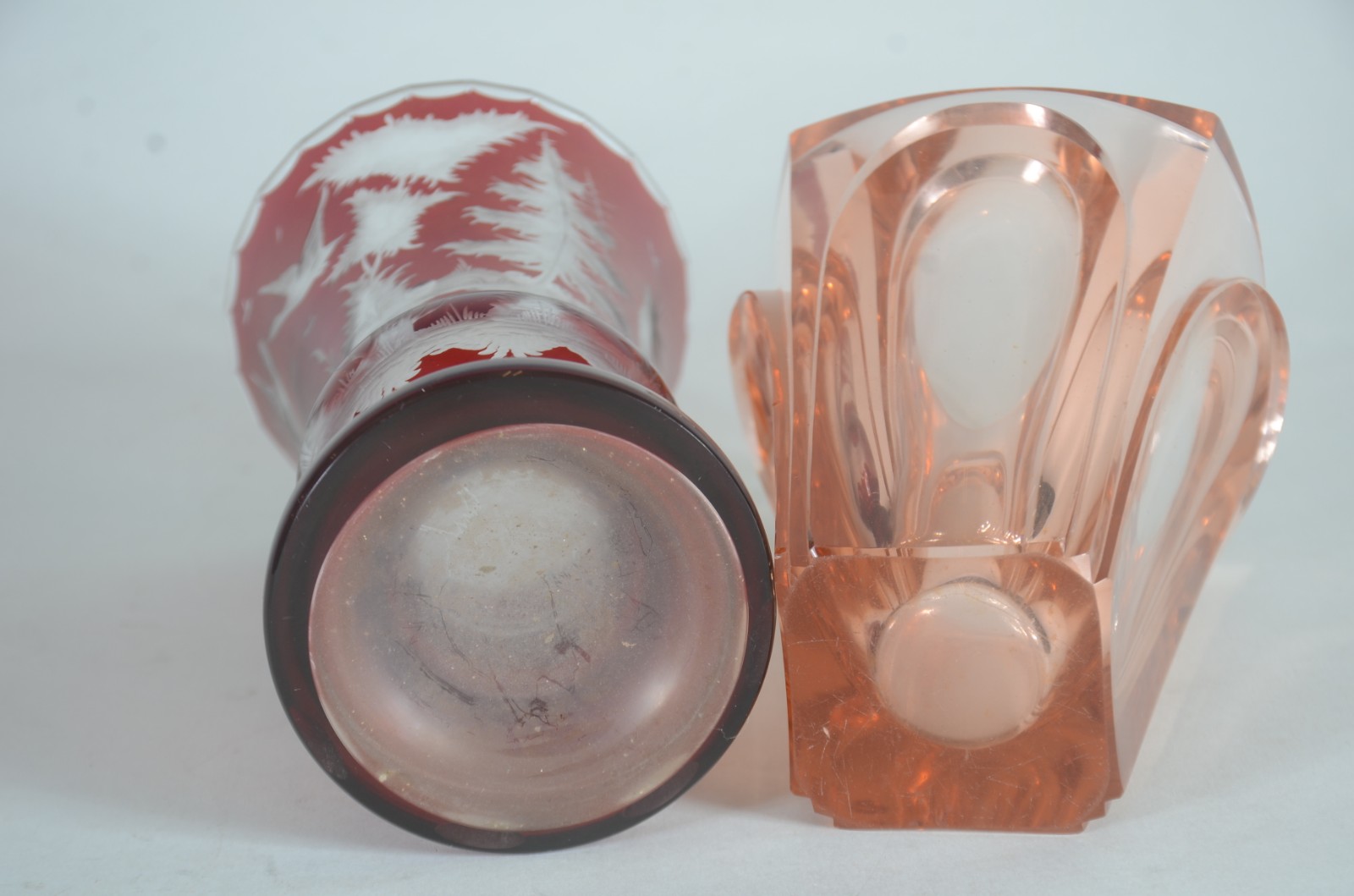 Dois vasos de cristal, sendo um na cor rubi com cervos e árvores e... - foto 6 de 7