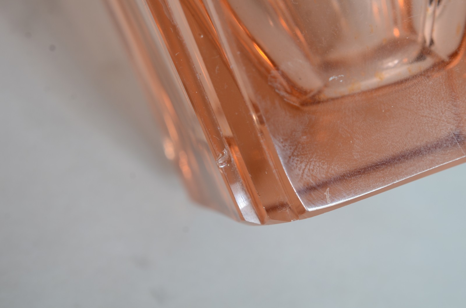 Dois vasos de cristal, sendo um na cor rubi com cervos e árvores e... - foto 7 de 7