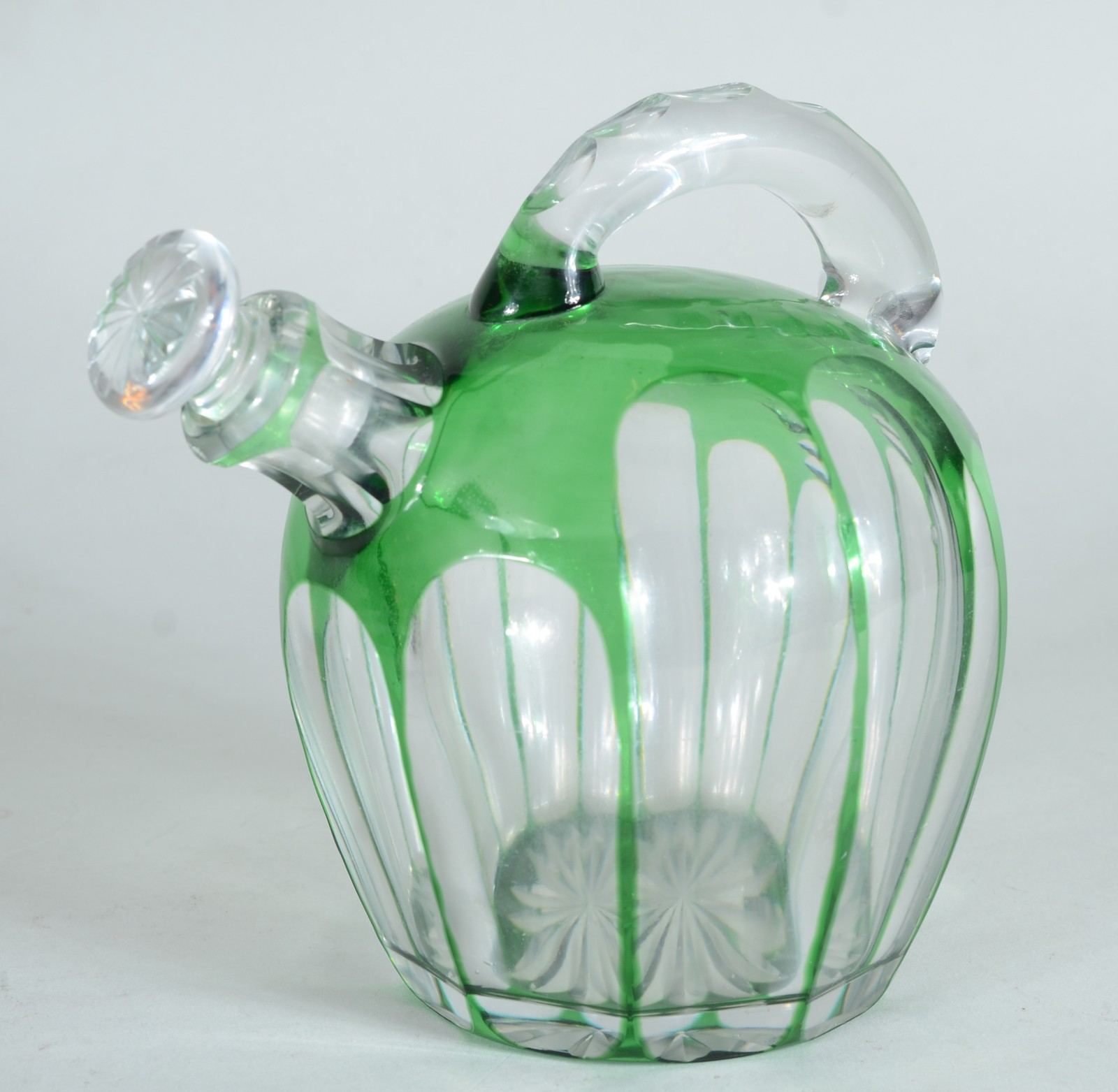 Garrafa de cristal europeu doublé verde facetada, feitio arredondado... - foto 1 de 6